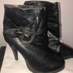 Black crackle looked booties